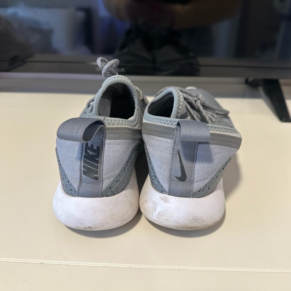 Grey Nike flys running shoes - Picture 3 of 4